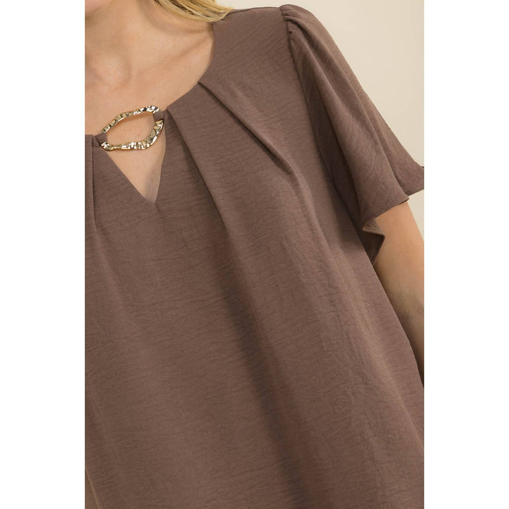 PLEATED KEYHOLE O RING BLOUSE: Mocha
