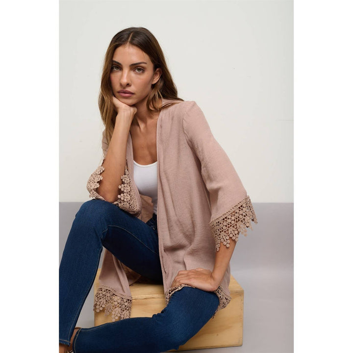 CROCHET LACE OPEN FRONT KIMONO: TAUPE
