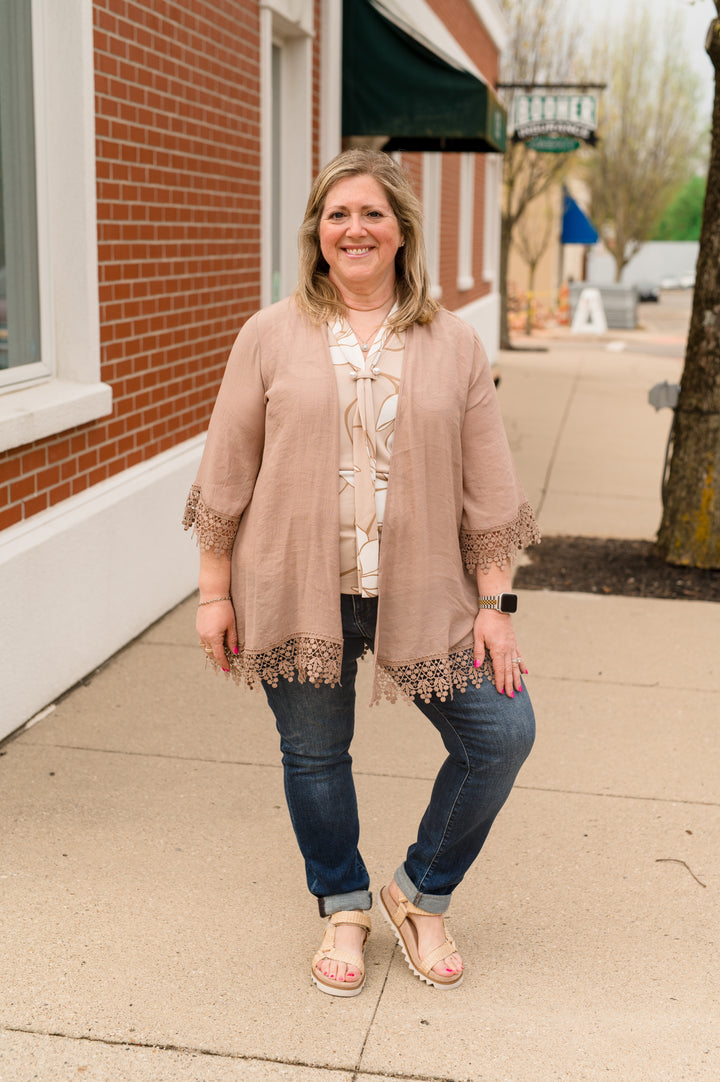 CROCHET LACE OPEN FRONT KIMONO: TAUPE