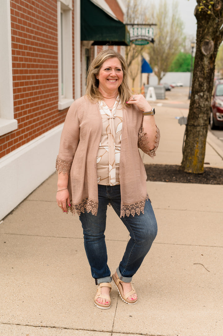 CROCHET LACE OPEN FRONT KIMONO: TAUPE